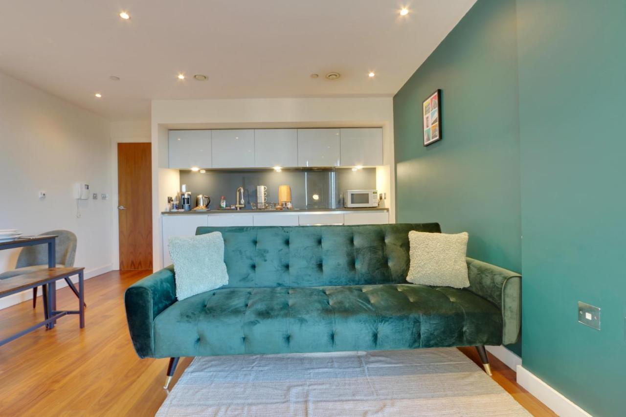 City View Haven: Spacious 2-bed With Netflix In Center *